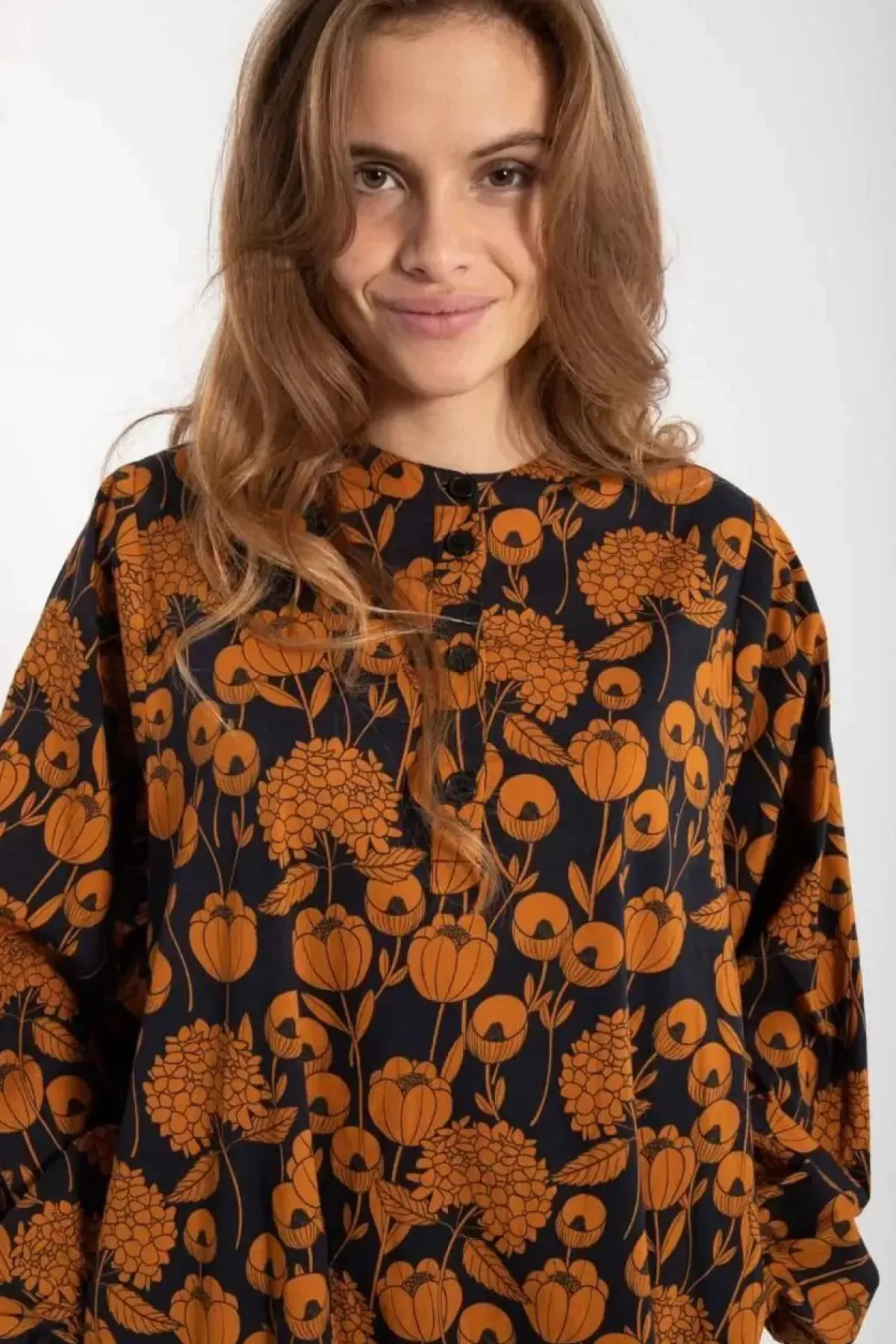 Danefæ Blusen>Danatelier Shirt Dk Navy/Occer Hortensia