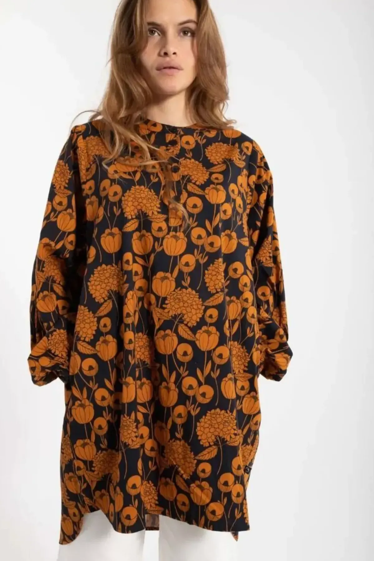 Danefæ Blusen>Danatelier Shirt Dk Navy/Occer Hortensia