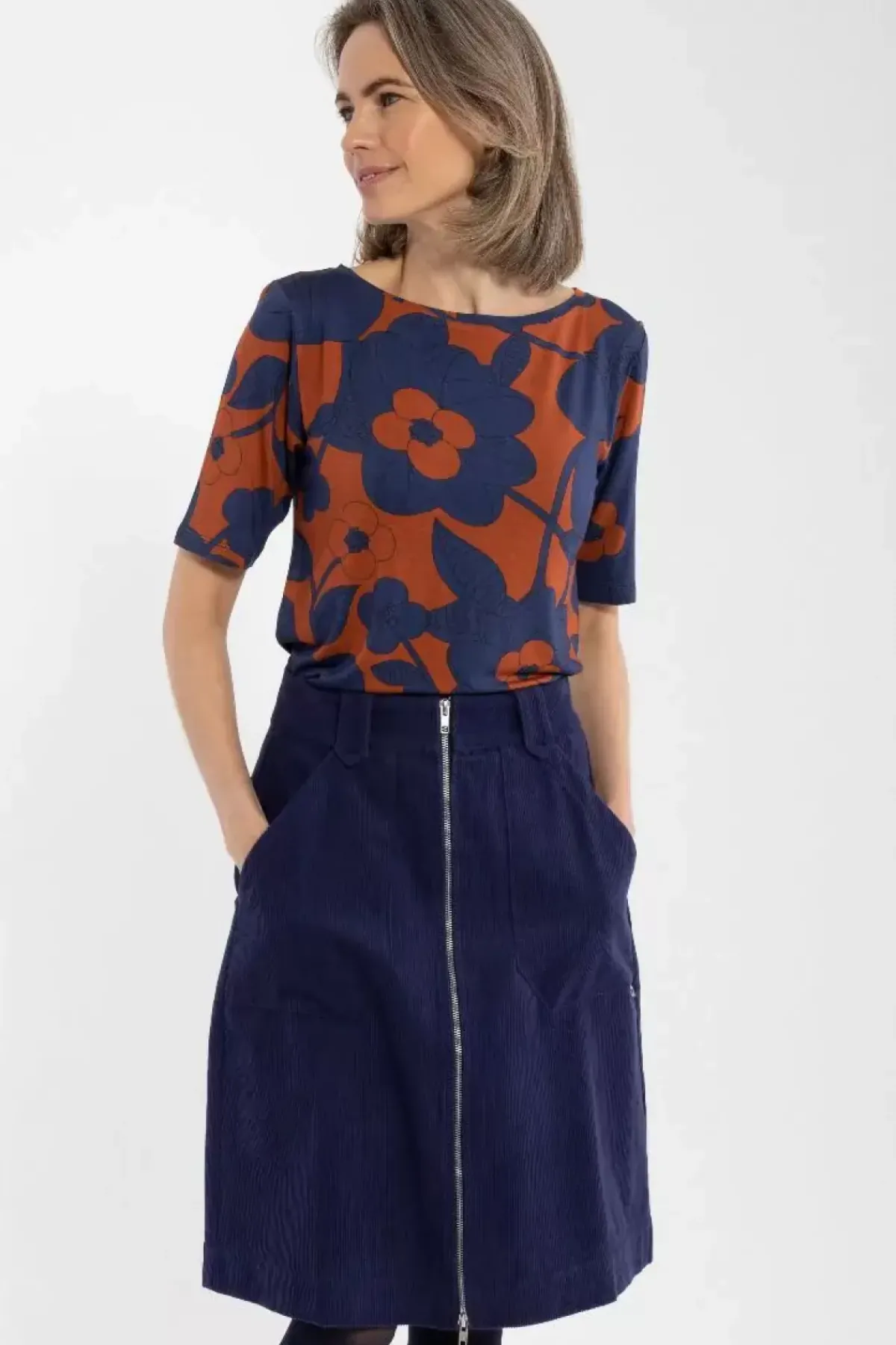 Danefæ T-Shirts>Daneboat Neck Viscose Tee Deep Marine/Rust Bloom Boom
