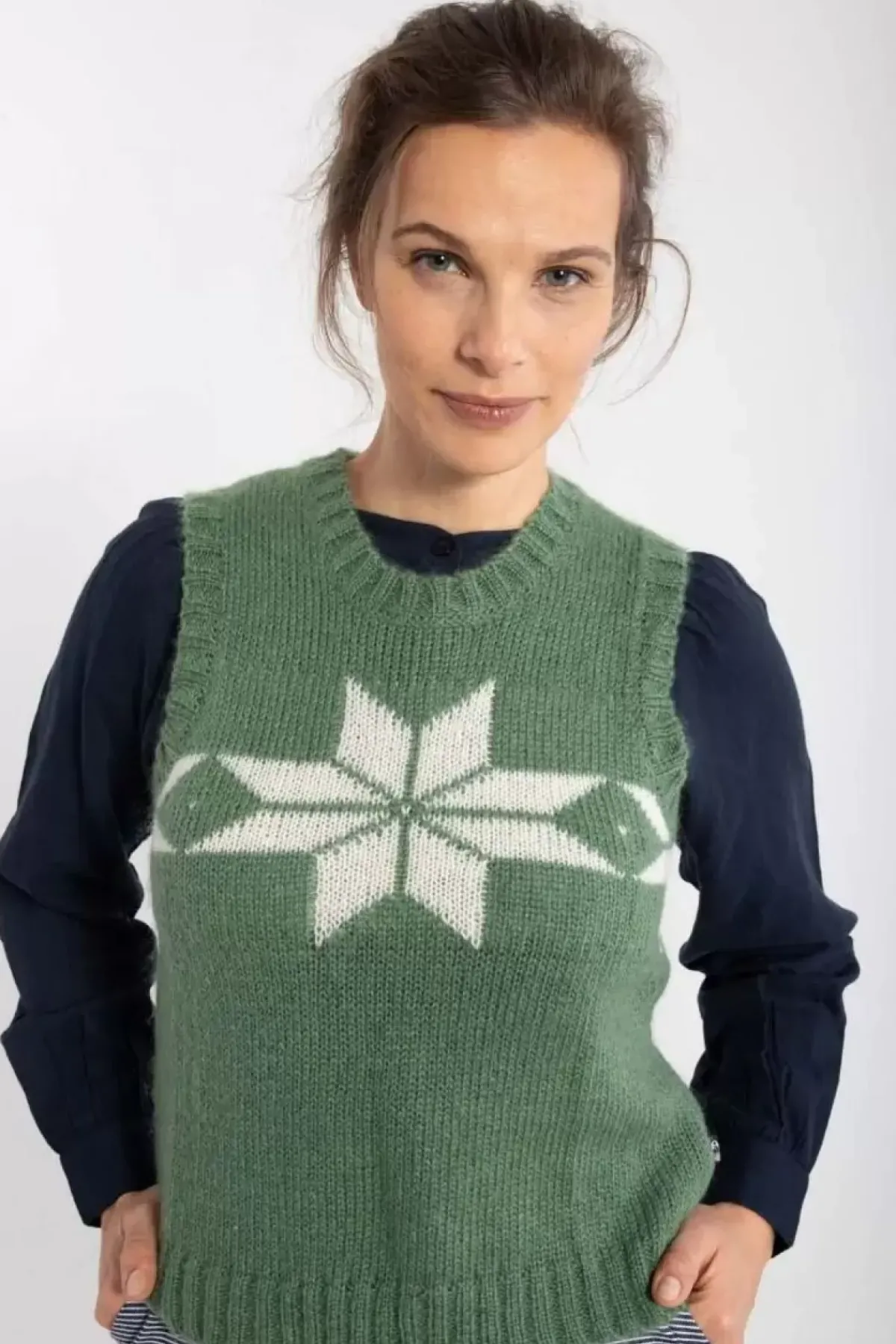 Danefæ Strickwaren>Daneklaksvik Flakes Vest Lt Khaki/Chalk