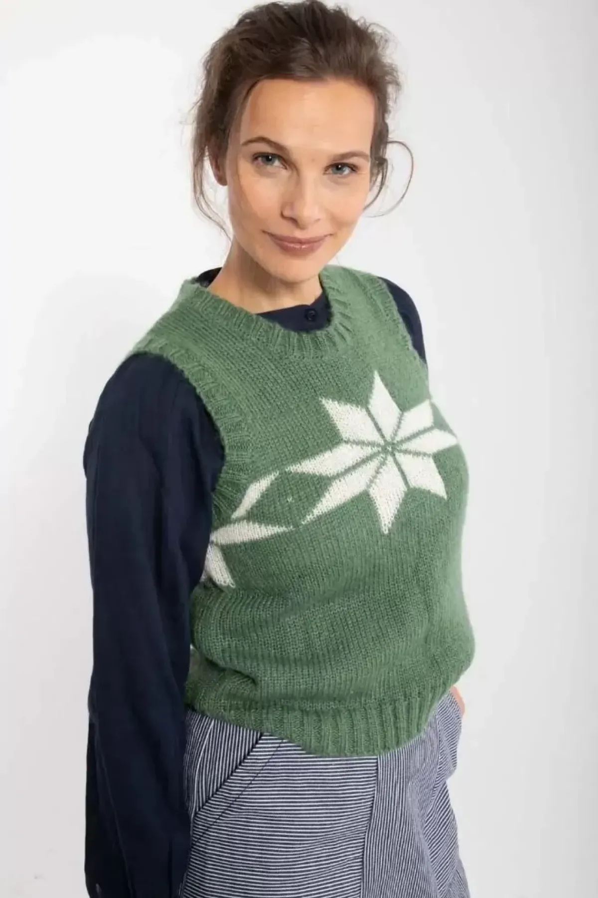 Danefæ Strickwaren>Daneklaksvik Flakes Vest Lt Khaki/Chalk