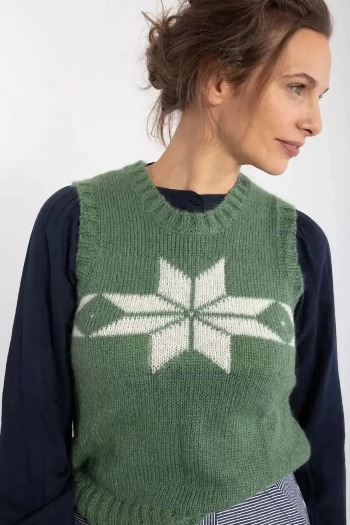 Danefæ Strickwaren>Daneklaksvik Flakes Vest Lt Khaki/Chalk