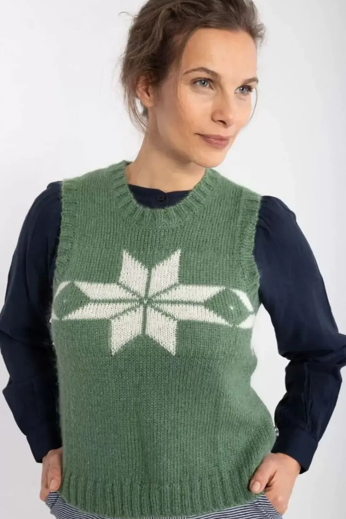 Danefæ Strickwaren>Daneklaksvik Flakes Vest Lt Khaki/Chalk